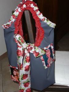 P1030164 - sac toile cirée grise int rouge bordeaux et rose rouge +photos BB