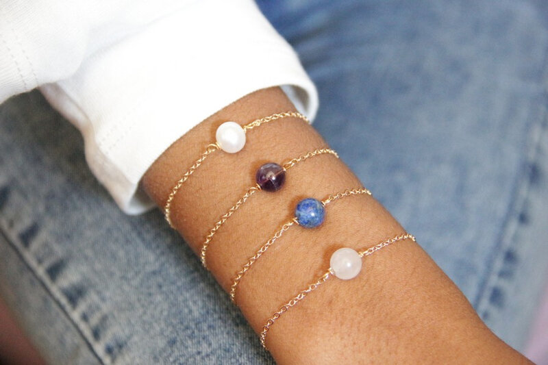 bracelet-minimaliste-une-perle-pierres-plaque-or