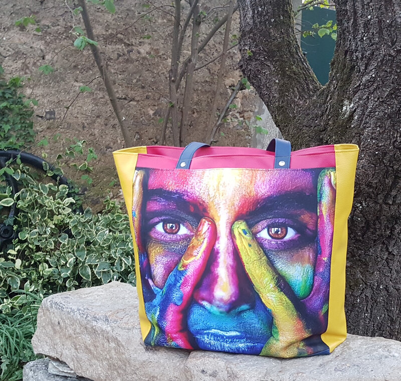 SAC SIMILI MULTICOLORES PANNEAU VISAGE HOMME PLUMES BANC