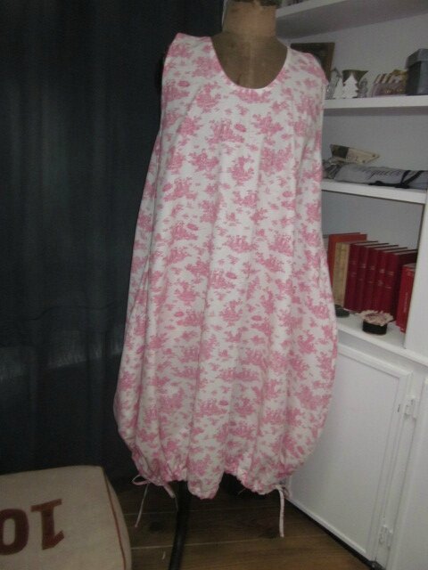 Robe HENRIETTE en coton imprimé toile de jouy rose sur fond écru (5)