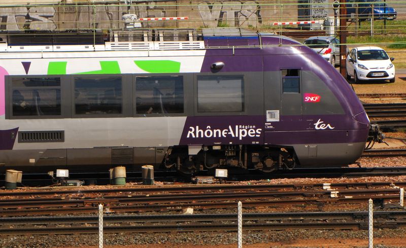 AGC B 81 500 livrée Rhône-Alpes 'aubergine'