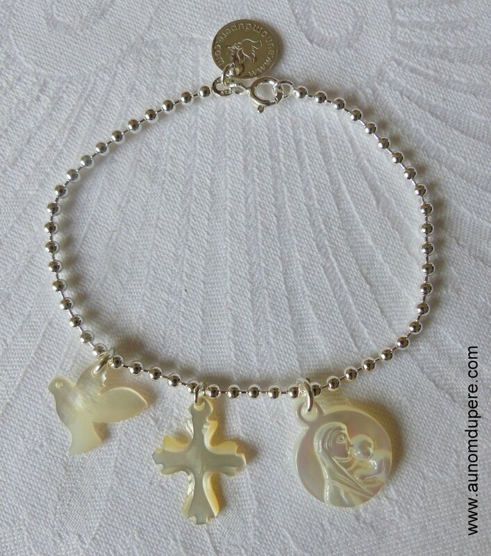 Bracelet sur chaîne perles argent massif avec une colombe en nacre, une Croix en nacre de Jérusalem et une médaille de Vierge à l'Enfant en nacre - 66 €