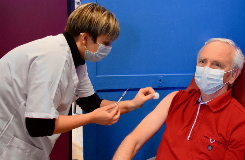 CENTRE DE VACCINATION AUMALE 2021 Jean Lorouet piqûre