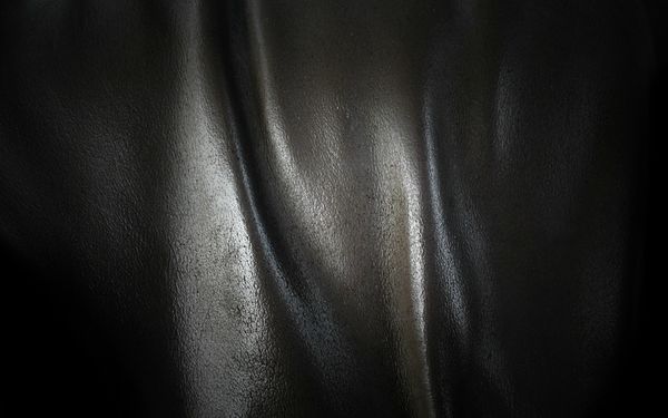 noir_cuir_texture_plie