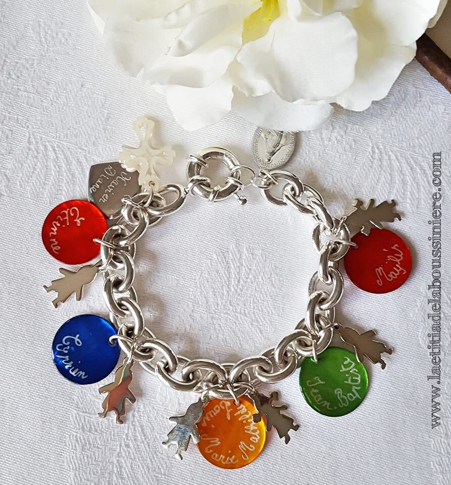 Bracelet personnalisé sur chaîne plaqué argent composé de médailles en nacre gravées et pendentifs nacre et argent massif