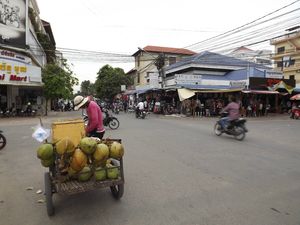 Vendeur de cocos en plein trafic