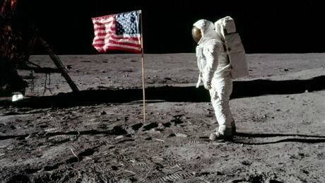 la-veuve-de-neil-armstrong-a-decouvert-que-son-mari-a-cache-pendant-45-ans-des-souvenirs-d-apollo-11_69019_w460