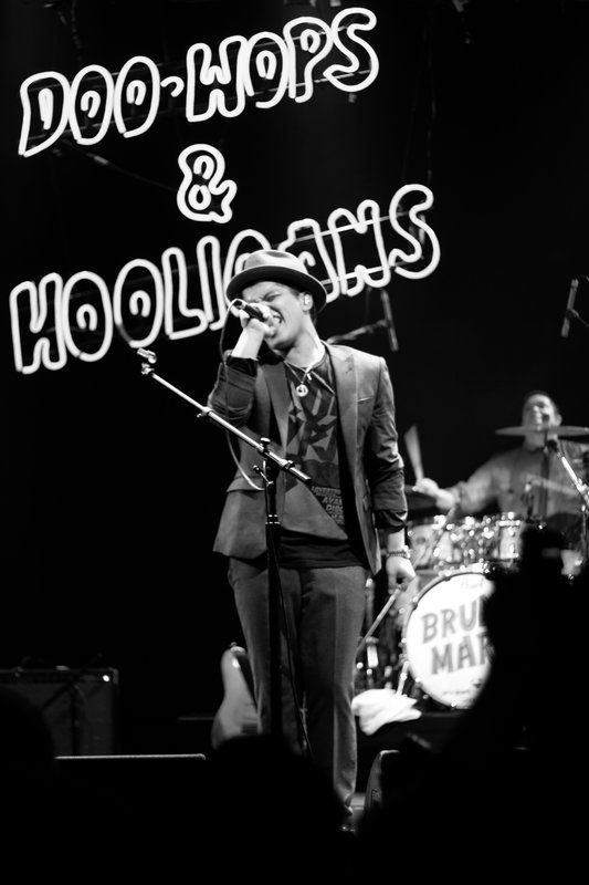 Bruno_Mars_Doo-Wops_&_Hooligans_Black_and_White