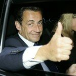 Sarkozy_fait_du_stop_alors_qu_il_est_d_j__en_voiture