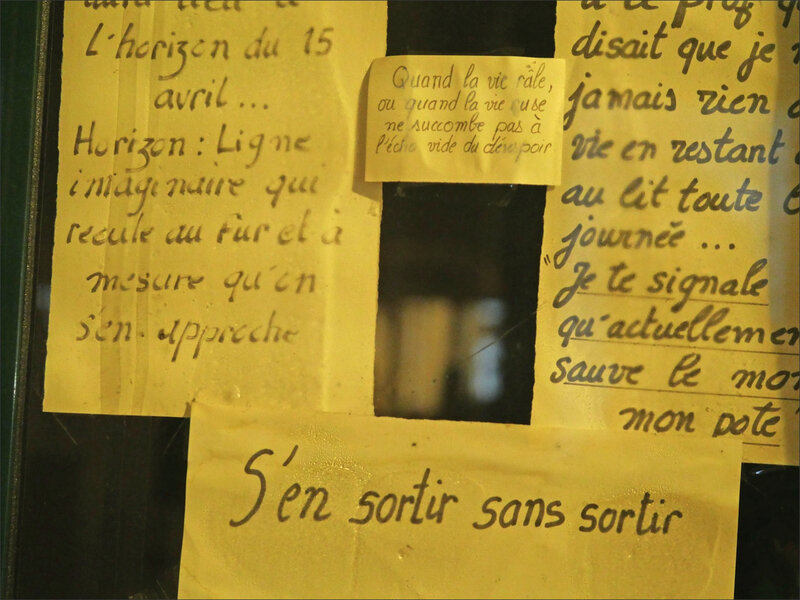 Niiort vitrine post it textes 2 071220
