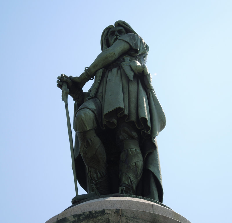 Alise-Sainte-Reine, statue de Vercingétorix, contre plongée