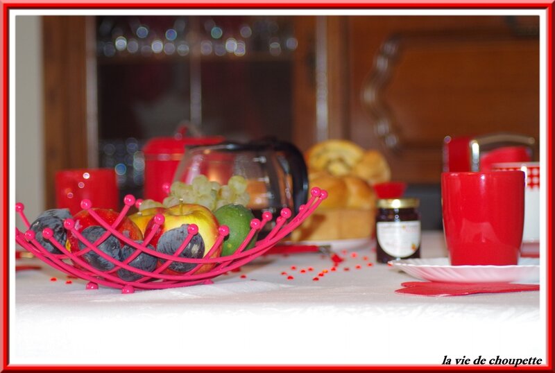 table petit déj rouge et blanche-24
