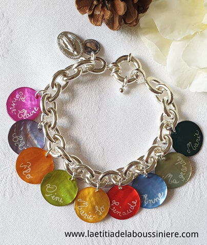 Bracelet personnalisé sur chaîne argent massif grosse maille ovale avec 9 médailles en nacre gravées
