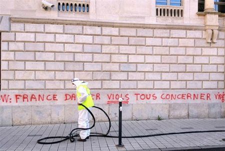 hier-la-facade-du-palais-de-justice-de-besancon-en-cours-de-nettoyage-photo-dr