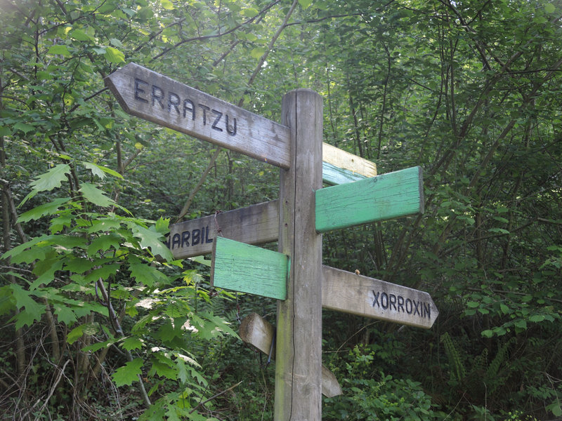 Erratzu, sentier de Xorroxin, multiples panneaux (Espagne)