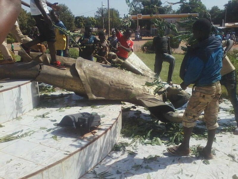 monument Compaoré renversé