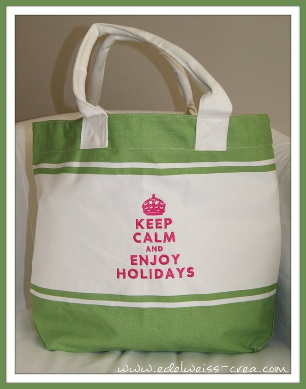 Sac de plage vert - Keep Calm and enjoy holidays brodé en fushia