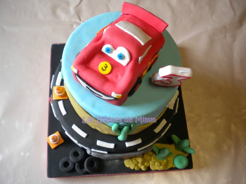Un gâteau Cars avec voiture Flash Mcqueen