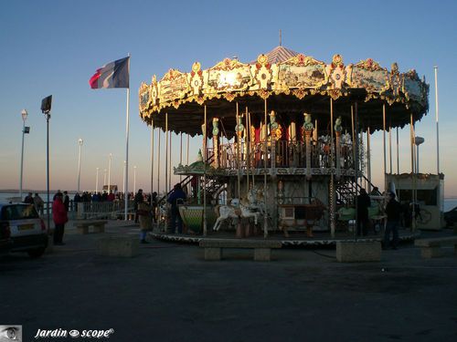 Le manège de la jetée d'Eyrac en fin d'après midi