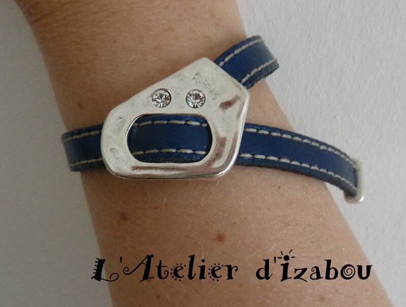 P1130562 Bracelet femme réglable en cuir bleu roy cousu et strass