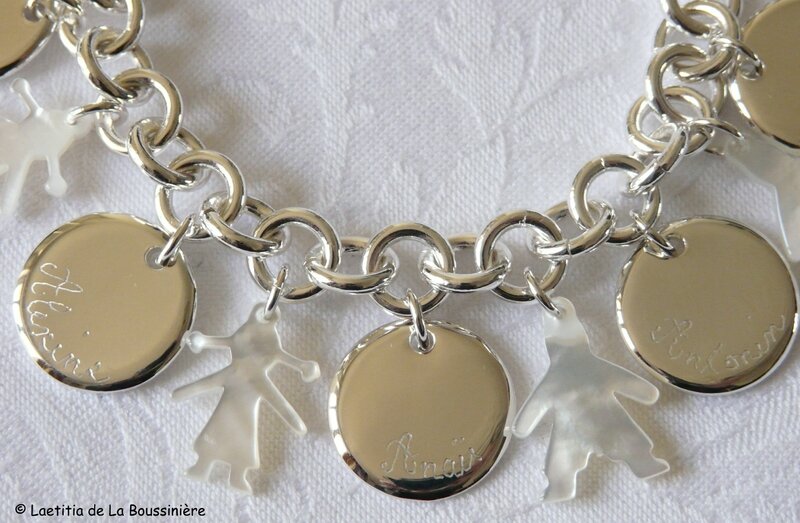 Bracelet sur chaîne plaqué argent ronde, médailles rondes en argent massif gravées et personnages en nacre