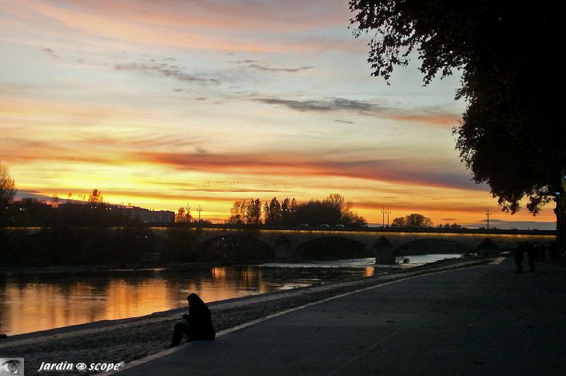 Coucher de soleil sur le Pont Royal à Orléans en Novembre