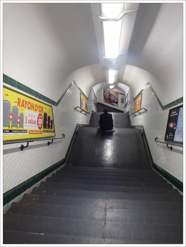 Buttes Chaumont escalier homme assis 062016