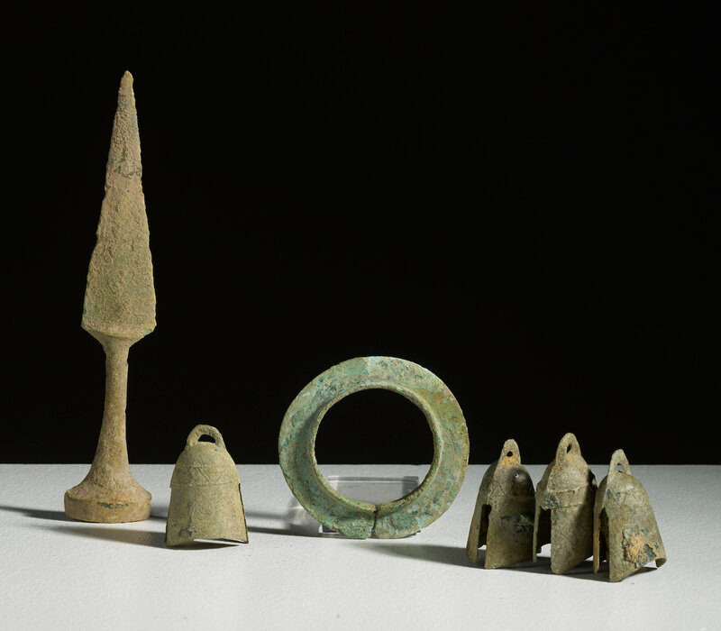 Lot composé d'un poignard, d'un anneau et de quatre clochettes, Vietnam, Culture de Đông Sơn, ca