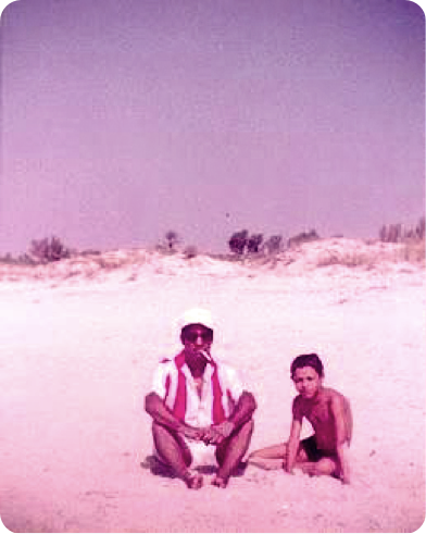 Mon père et moi sur une plage de Beni Khiar