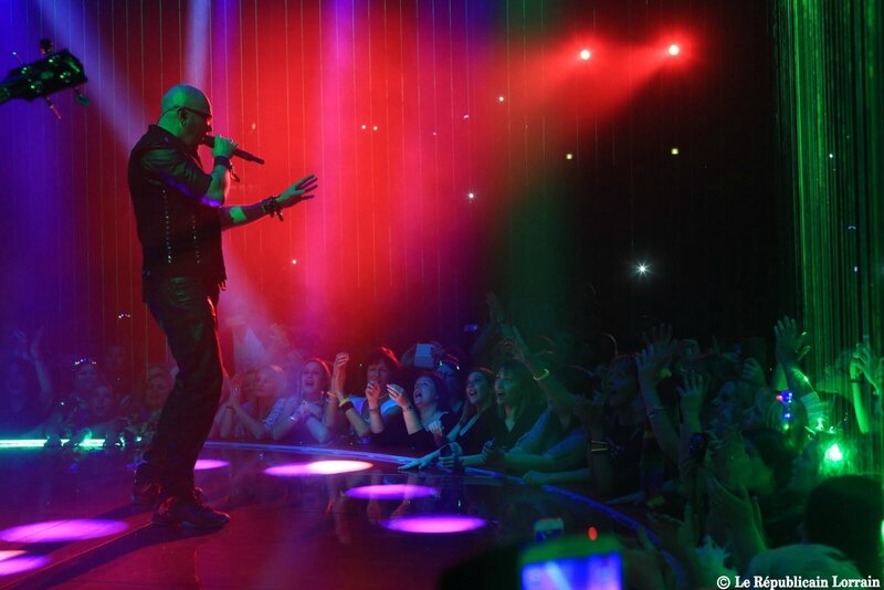pascal-obispo-a-enflamme-le-galaxie-d-amneville-hier-soir-pour-le-plus-grand-plaisir-de-ses-fans-venus-en-nombre-photo-gilles-wirtz (15)