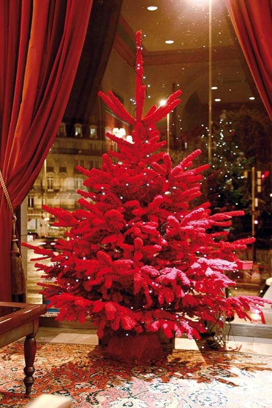 sapin-floque-rouge-pour-hotel de philippe menetrier