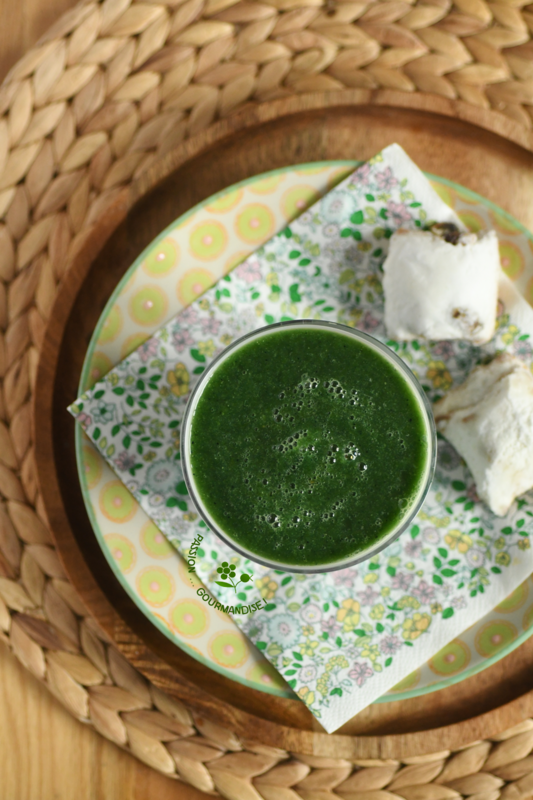 Smoothie poire, épinard, citron, spiruline