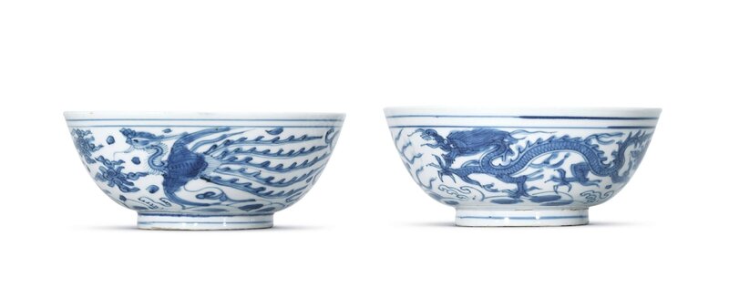 A pair of blue and white 'dragon and phoenix' bowls, Late Ming dynasty