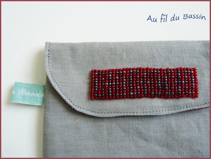 pochette aux perles détail encadrée