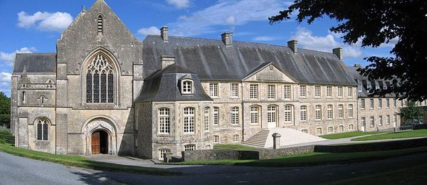 800px_Abbaye_st_sauveur_panorama_1