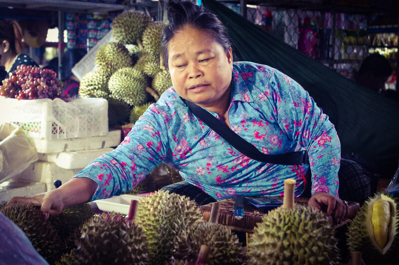 Ce fruit est un Durian, bien mûr il a une odeur horrible de via de avariée 