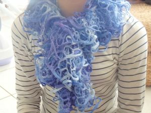 coffinette echarpe tricot bleue 2