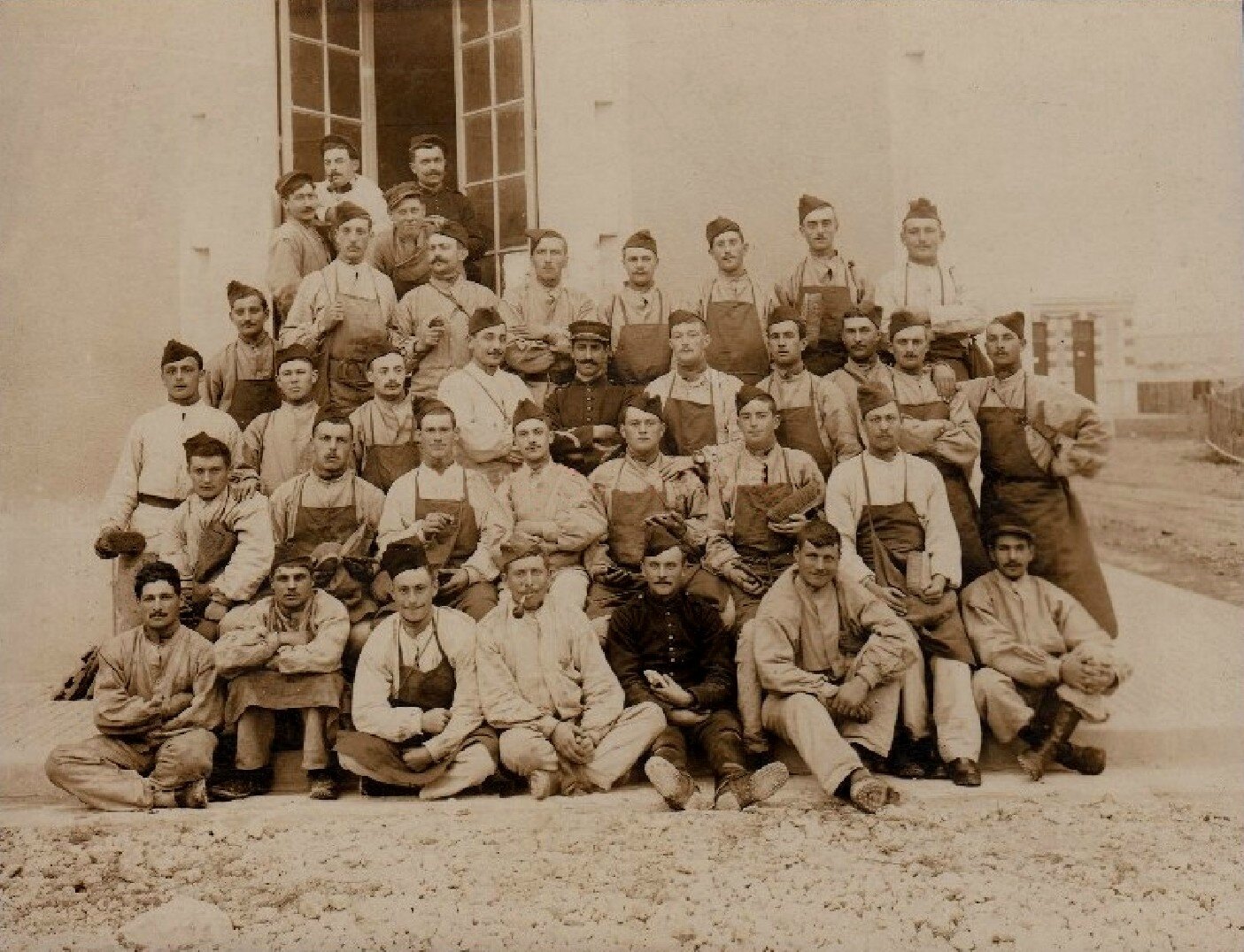 08 Caen, Quartier Claude Decaen, groupe 1913, 43e RAC, artilleurs 1ère batterie