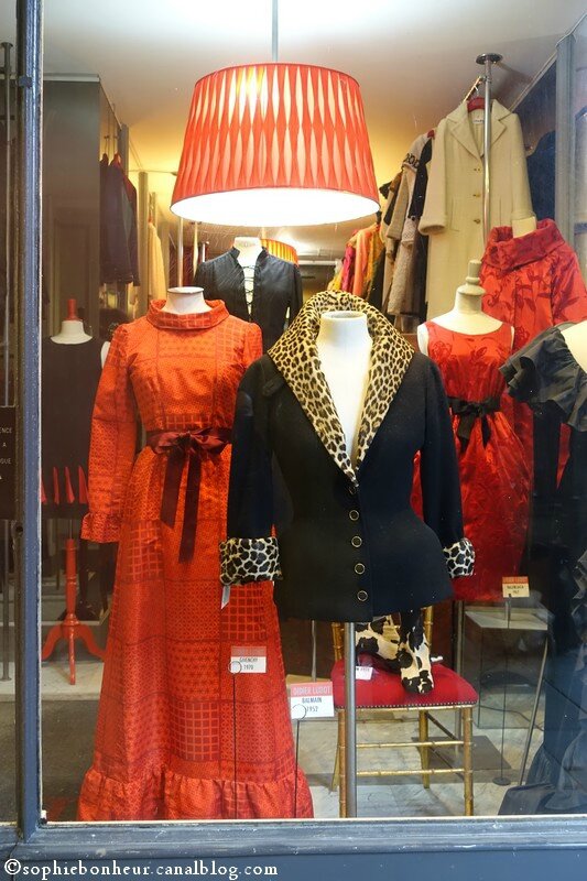 vitrine vêtements vintage