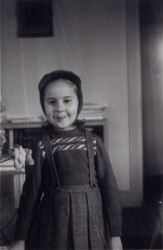 1952, le pull est rouge, les motifs gris et blancs