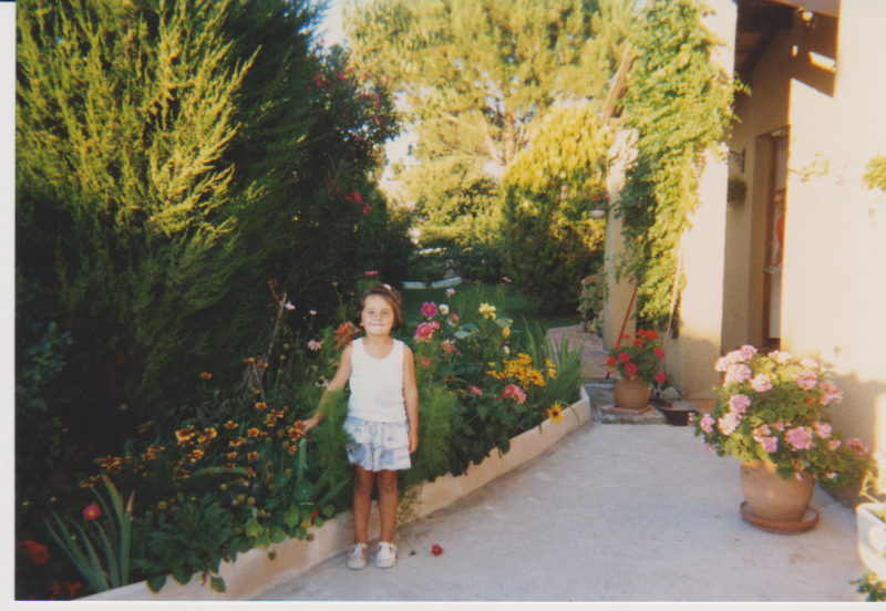 FAMILLE BLANC - Charlotte dans le jardin de mamie & pépé - aout 1996