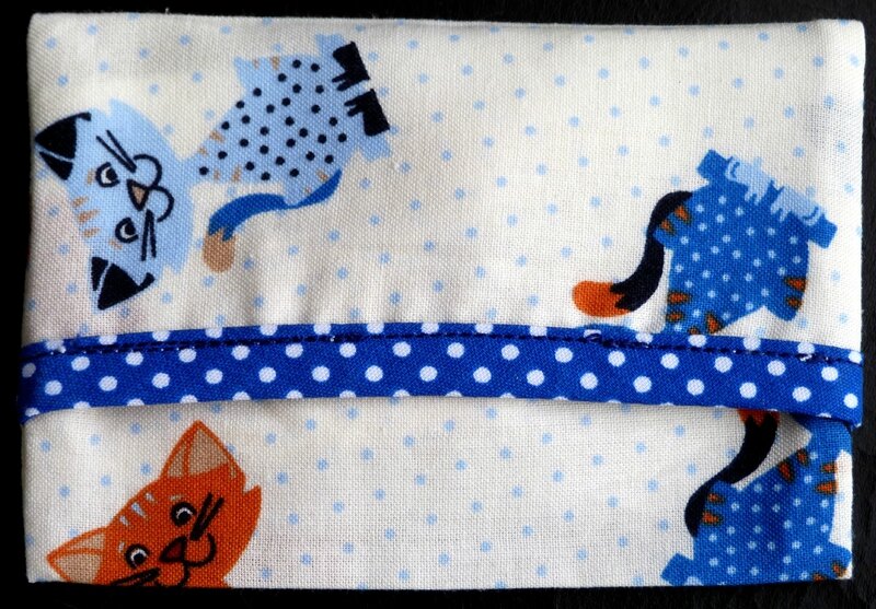 pochette à mouchoirs imprimé chats bordure bleue à pois