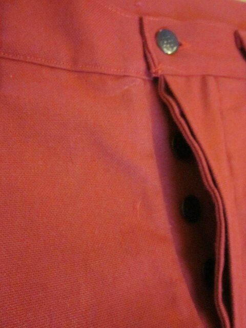 Jeans Slim pour HOMME en toile de coton rouge hermès, 4 poches, braguette à boutons (5)