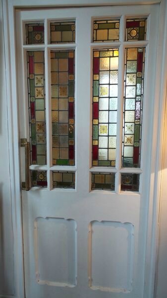 cuisine-fermee-par-une-porte-ancienne-de-pub-anglais_5189627