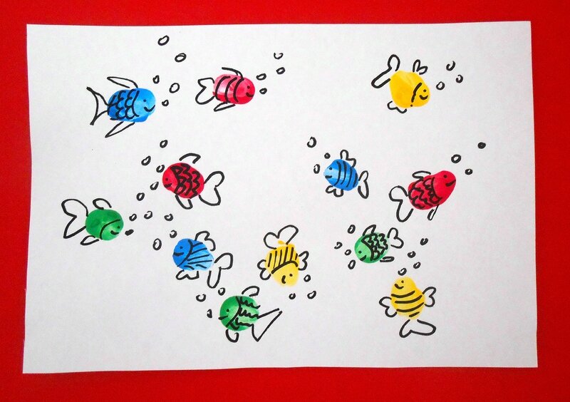 poissons-empreintes-doigts-enfants-bébé-peinture-activité-manuelle-vacances-mer-été-petits poissons-facile (1)