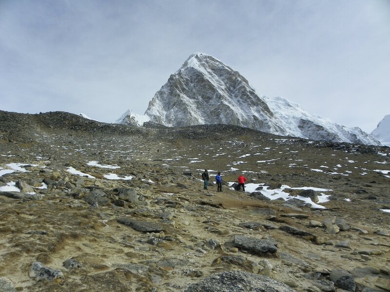 Vue sur le Pumori (7165m) et le sommet du Kala Patthar (5550m)