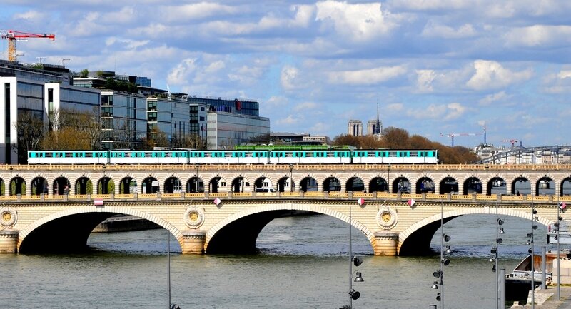 le-pont-de-bercy-depuis-la-passerelle-simone-de-beauvoir