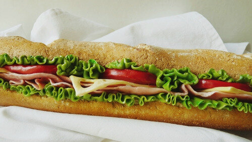 Sandwich tomates salade, gruyère
