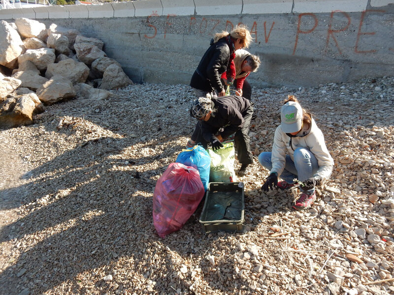 Nettoyage d'une plage de Muna par l'équipage, 1er novembre 2019 (2)
