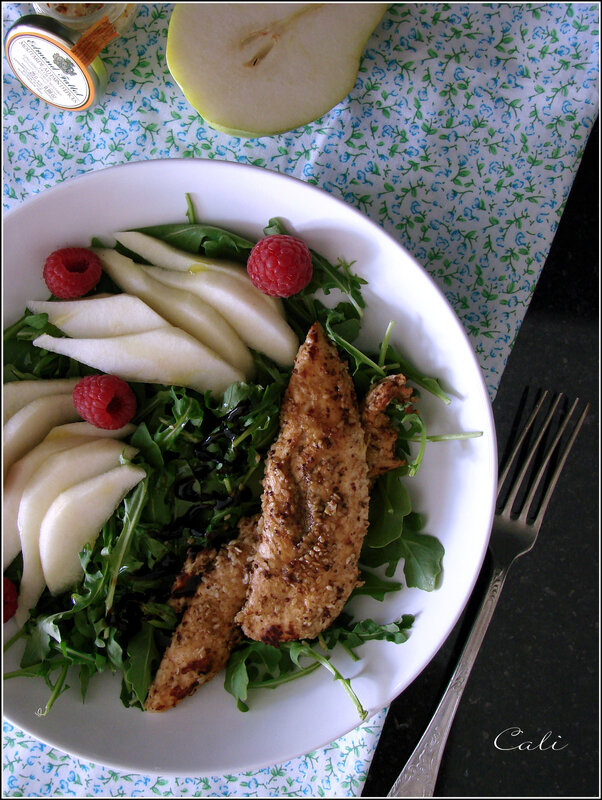 Roquette aux Fruits & aux Aiguillettes de Poulet au Sésame 001